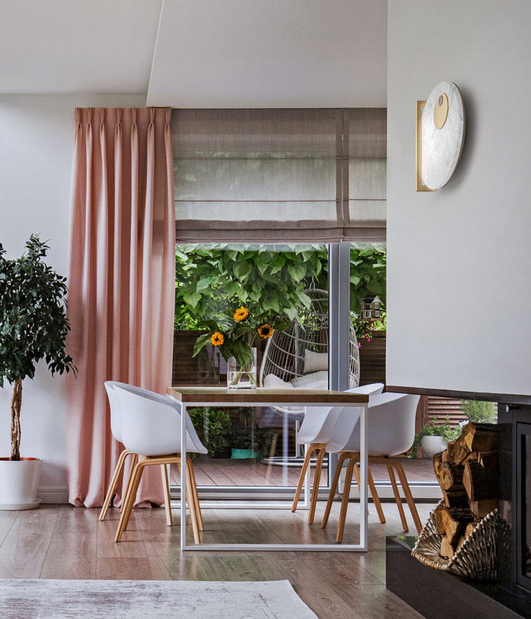 dettaglio applique in metallo alabastro ambientato dx collezione luna nuova cod 7500-APP patrizia volpato