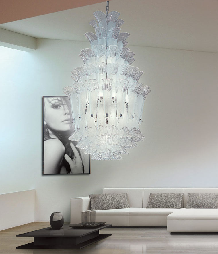 lampadario bianco vetro murano ambientato collezione petali cod 9008 patrizia volpato